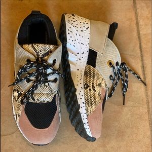 Steve Madden LOOK-A-LIKE sneaker